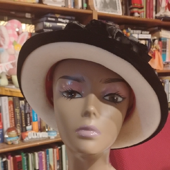 Sophisticated Black and White Wide-Brimmed Hat - Picture 1 of 5